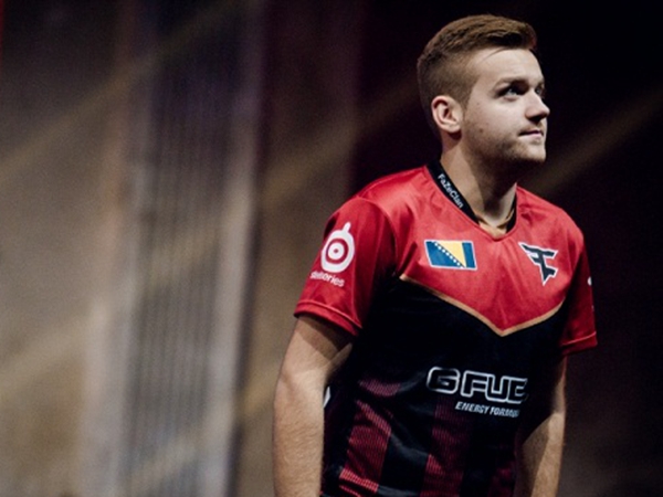 JackeyLove Xia的团战无缝衔接，Creme Sylas表现出色， Top Esports 扳平了比分