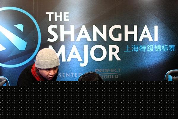 CSGO EPL S16：打比赛还能借队友显示器？