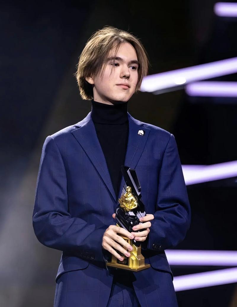 能否原班人马再战一年？ bin 、 Xun 、Elk合同即将到期 knight与ON明年到期