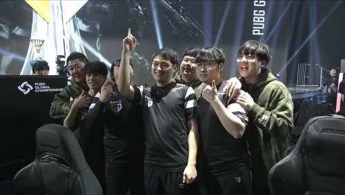 Tarzan赵信的突破野心穿透了 Top Esports 。兄弟的操作难以匹敌， Anyone's Legend 率先拿到赛点